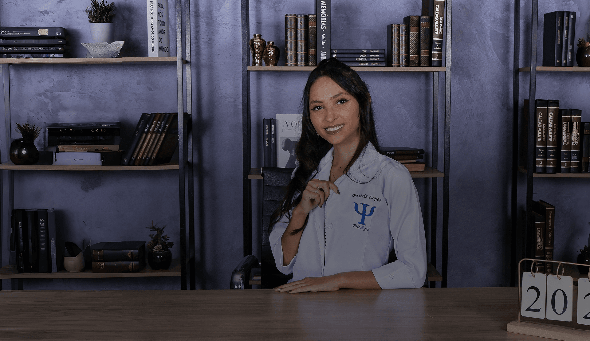 Beatriz Lopes, psicóloga, em ambiente de consultório